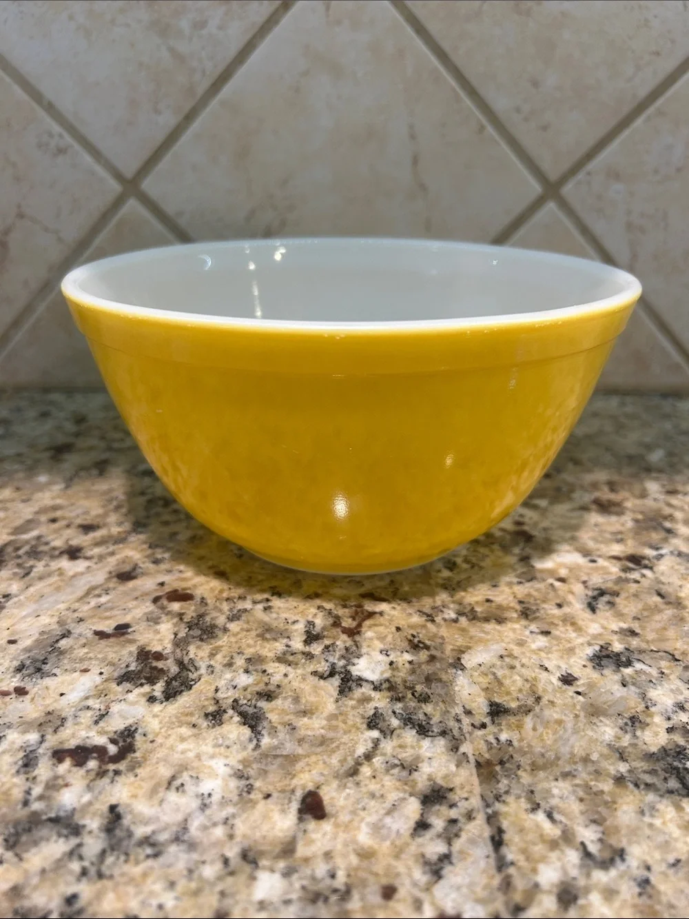Pyrex 402 1 1/2 Quart mixing bowl yellow
